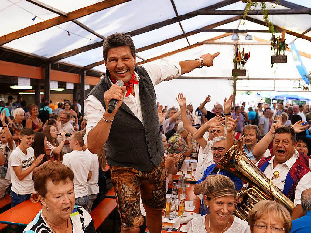 Geri, der Klostertaler, erwies sich am Sonntagabend als Garant für Stimmung und ein ziemlich gut gefülltes Zelt. Geri, der Klostertaler, erwies sich am Sonntagabend als Garant für Stimmung und ein ziemlich gut gefülltes Zelt.