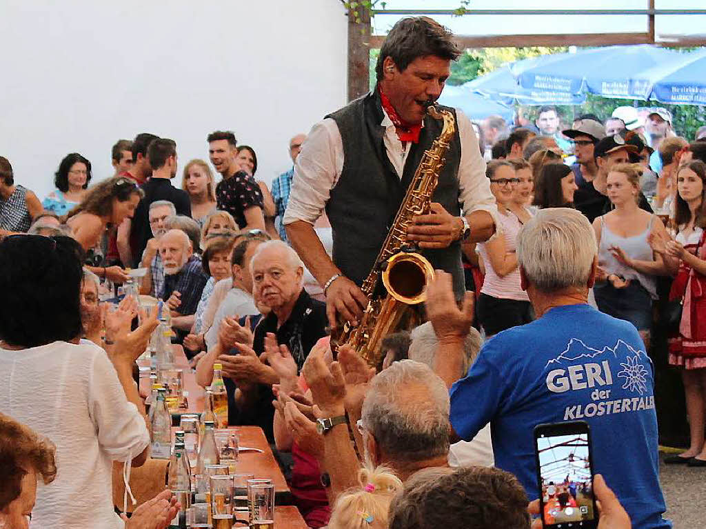 Auch Fans von weiter her waren zum Auftritt von Geri, dem Klostertaler, nach Egringen gereist. Auch Fans von weiter her waren zum Auftritt von Geri, dem Klostertaler, nach Egringen gereist.