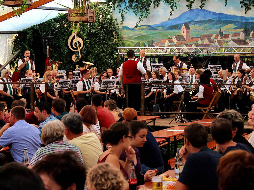 Den Auftakt des Sommerfestes bestritt der Musikverein Tegernau unter der Leitung von Thomas Schmid. Den Auftakt des Sommerfestes bestritt der Musikverein Tegernau unter der Leitung von Thomas Schmid.