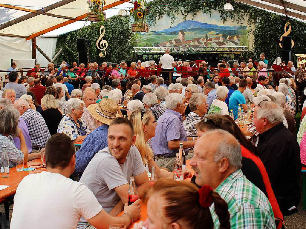 Viel Beifall erhielt das zum Frühschoppen am Sonntag im vollbesetzten Festzelt aufspielende Orchestre National Aventage. Viel Beifall erhielt das zum Frühschoppen am Sonntag im vollbesetzten Festzelt aufspielende Orchestre National Aventage.