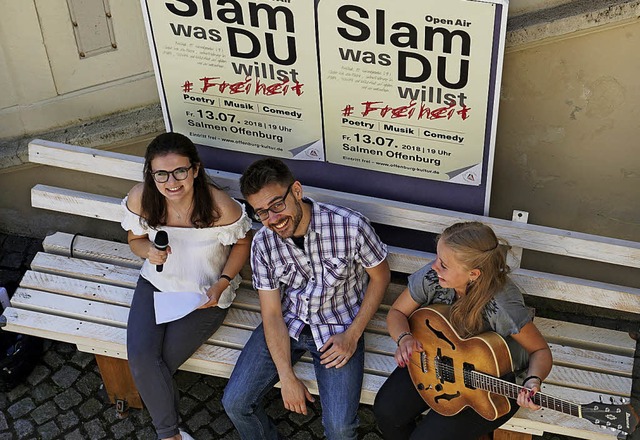 Sie stellen den Salmen-Slam auf die Be... Moderator Philipp Stroh, Leah Bchle   | Foto: Kulturbro Offenburg