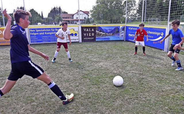 Die Teams der E- und D-Jugend lieferten sich beim Streetsoccer spannende Duelle.  | Foto: Stefan Kech