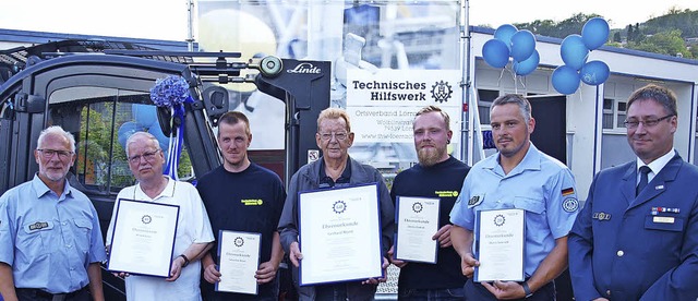 Der stellvertretende THW-Ortsbeauftrag...do Rebell vor dem neuen Gabelstapler.   | Foto: Paul Schleer