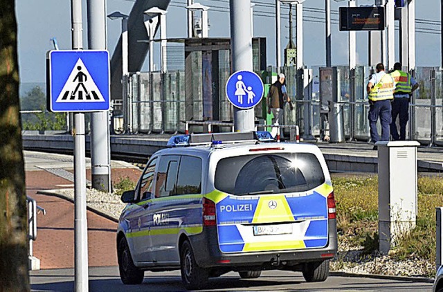 Die Bundespolizei kontrolliert am Bahnhof.   | Foto: Lauber