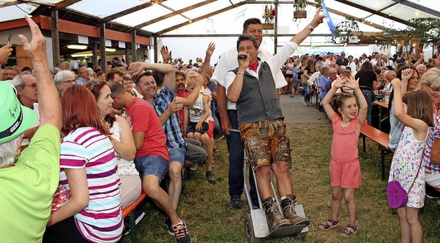 Der Snger war spontan fr jeden Spa ...ner Sackkarre durchs Zelt chauffieren.  | Foto: Cremer