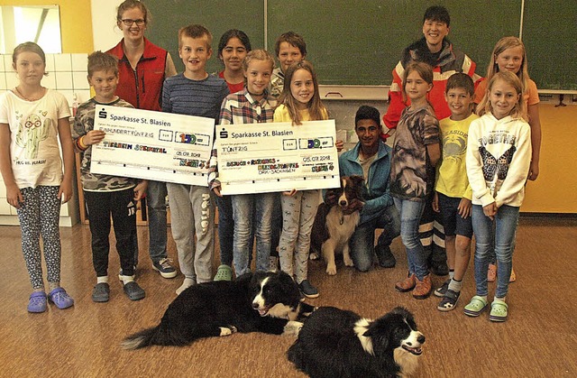 Die Viertklssler der Grundschule Dach...ie an die Rettungshundestaffel des DRK  | Foto: Karin Stckl-Steinebrunner