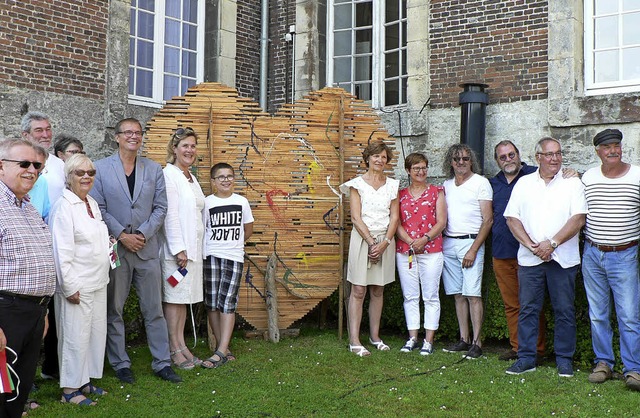 Aufstellen zum Gruppenfoto im Garten d...eundschaftsgarten offiziell erffnet.   | Foto: Charlotte Ptter