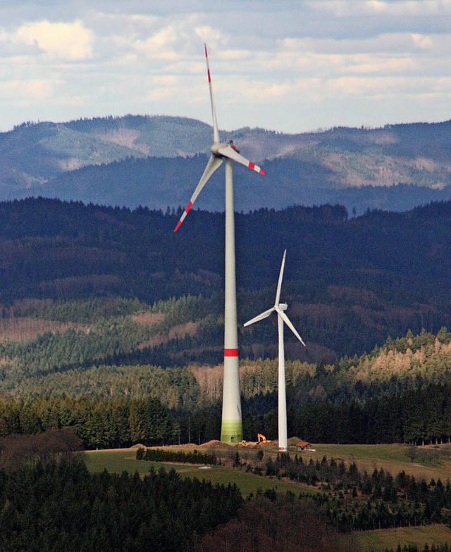Die  beiden Windturbinen auf dem Weimoos   | Foto: Erhard Schulz