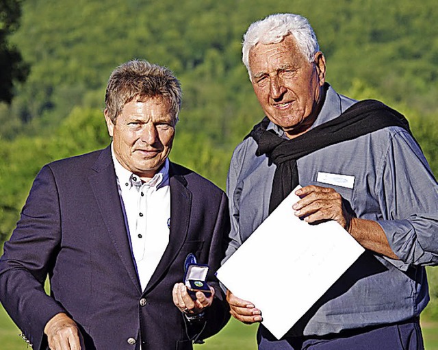 Verbandsvizeprsident Urs Christen (li... die goldene Ehrennadel des Verbands.   | Foto: Golf-Club