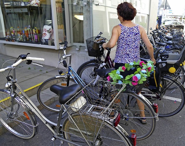 Die Stellflche fr Fahrrder vor dem ... Bedarf anwchst in der ganzen Stadt.   | Foto: Ingrid Bhm-Jacob