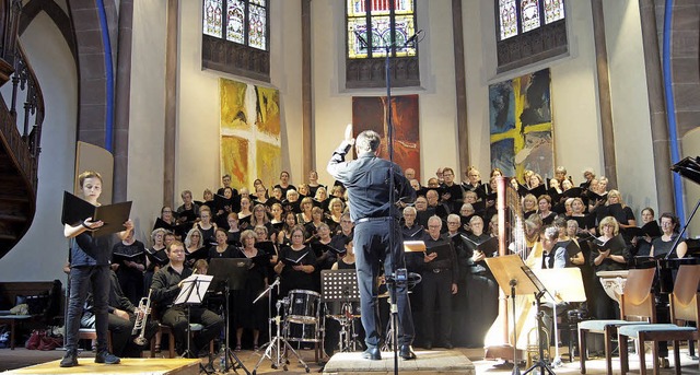 Benjamin Fnfgeld singt Leonard Bernst... Chor und Ensemble  begleiten dezent.   | Foto: C. Bruhier