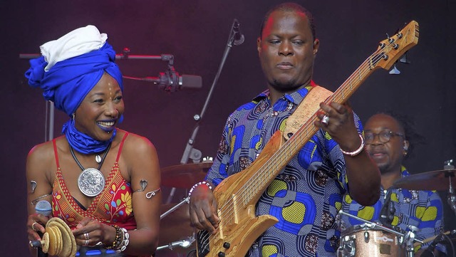 Star aus Mali: Fatoumata Diawara (link...rin zwischen Afro-Roots, Rock und Funk  | Foto: Franzen