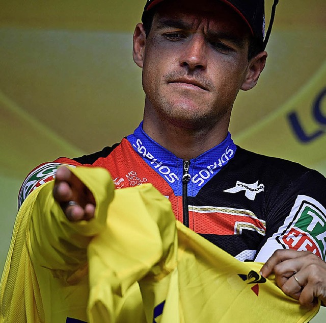 Kleiderprobe: Der Belgier Greg van Ave...h dem Teamzeitfahren das Gelbe Trikot.  | Foto: afp