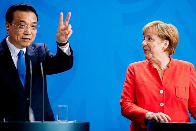 Li und Merkel am Montag vor Journalisten   | Foto: dpa