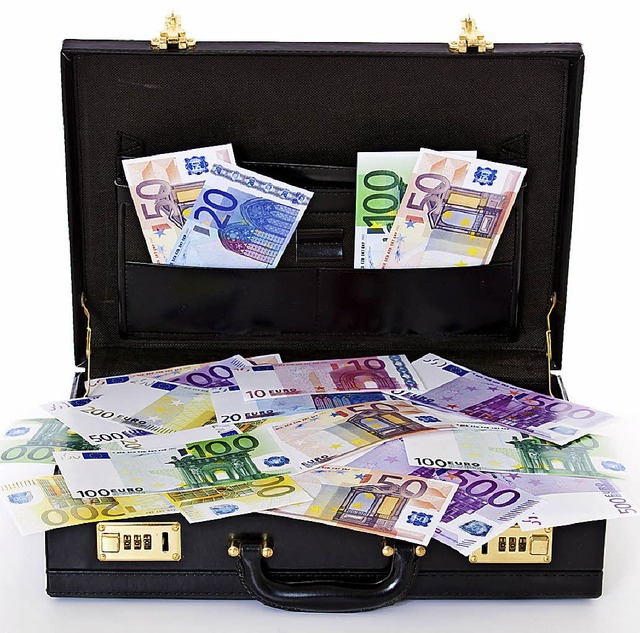 Das Geld aus Deutschland msste in Koffern  ausgeflogen werden.   | Foto: adobe.com