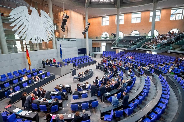 Leere Reihen im Bundestag irritieren m...die Parlamentarier deshalb aber nicht.  | Foto: dpa