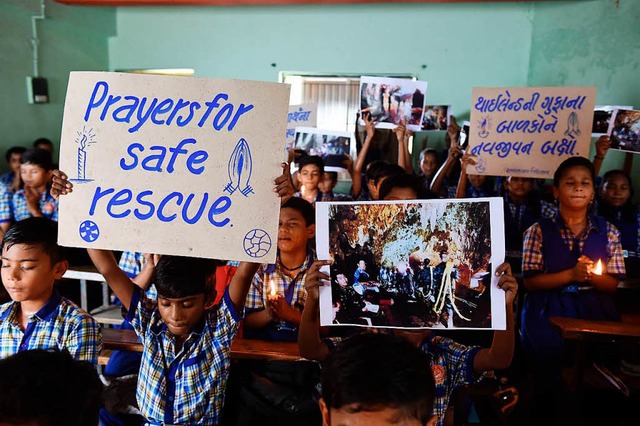Anteilnahme auf der ganzen Welt: Schul... beten fr die thailandischen Jungen.   | Foto: AFP