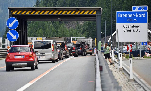 Autos fahren bei der Einreise von Ital...ter Treffens in Innsbruck garantieren.  | Foto: dpa