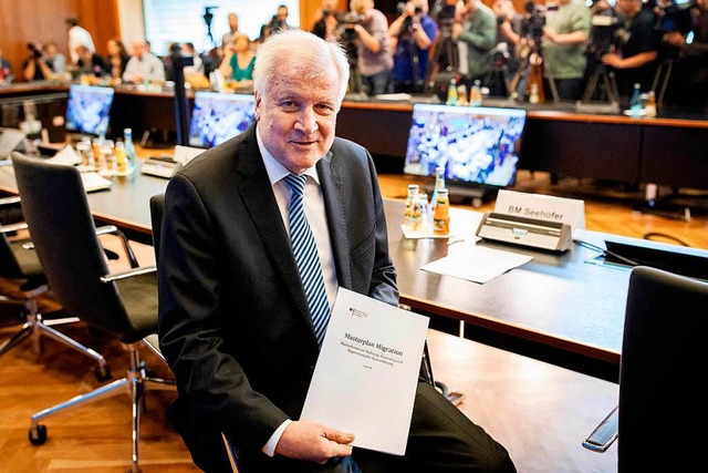 Horst Seehofer prsentiert seinen &#8222;Masterplan Migration&#8220;.  | Foto: dpa