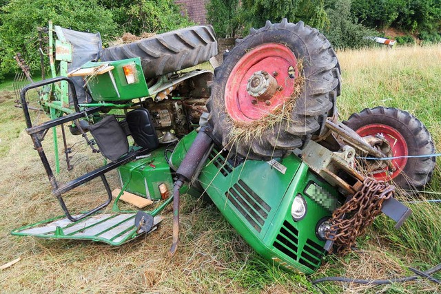 Der Traktor geriet auf trockenem Boden ins Rutschen.  | Foto: Kantonspolizei Aargau