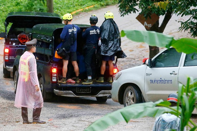 Rettungskrfte sind auf dem Weg zur H... acht Jungen in Sicherheit zu bringen.  | Foto: dpa