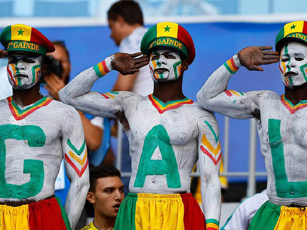 Da fehlen noch ein paar Buchstaben – Senegal-Fans auf der Tribne.