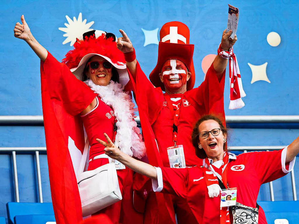Fans aus der Schweiz feiern auf der Tribne des Don-Stadions.