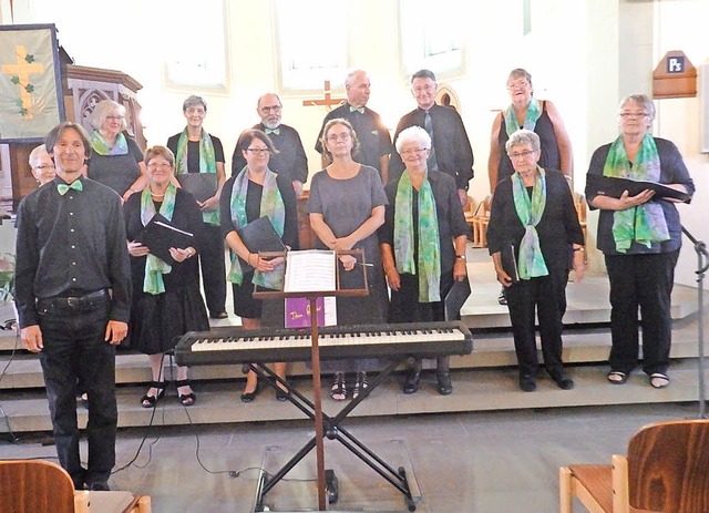 Die Chorgemeinschaft Britzingen berze...e fr sein 20-jhriges Dirigat geehrt.  | Foto: Bianca Flier