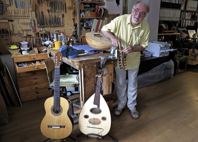 Matthias Wagner in seiner Meisterwerkstatt &#8211; mit Gitarre und Aoud.  | Foto: Dorothee Philipp