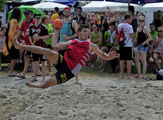 Handball auf Sand beim Turnier des TuS Ottenheim: Ein ganz besonderes Ereignis.   | Foto:  Pressebro Schaller