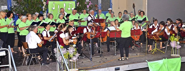 Chor und Hauptorchester bestritten bei...ritt unter der Leitung von Rita Jerke.  | Foto: Roland Vitt