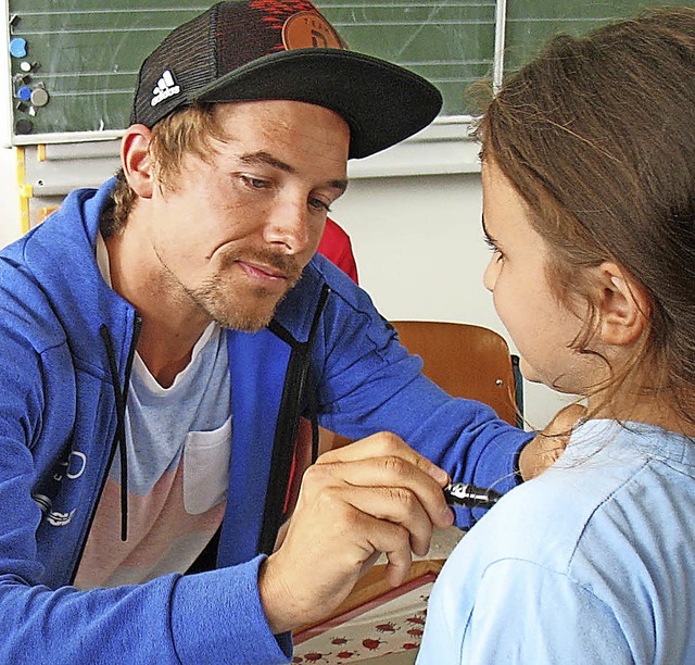 Fabian Riele schrieb auch Autogramme auf T-Shirts.   | Foto: Gaby Beha