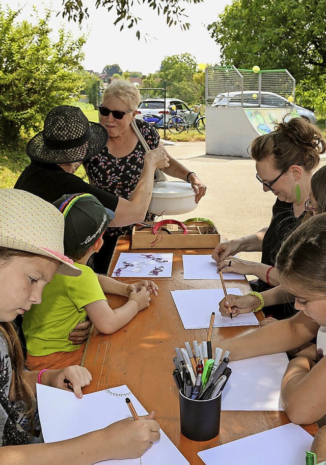 Malen im Schatten war nur eines der Angebot beim Sommerfest im Jugendzentrum.  | Foto: Sandra DEcoux-Kone