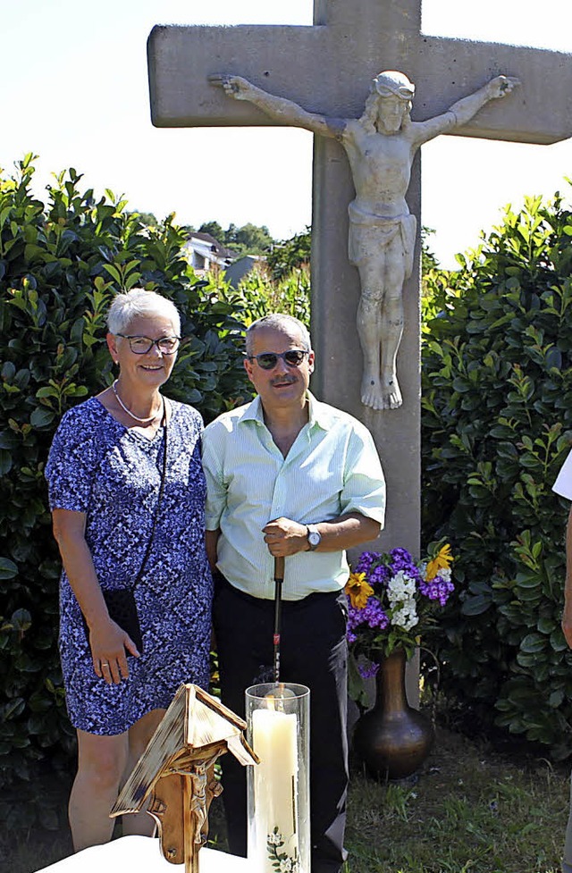 Rund 25 Nachfahren und Freunde der Sti...aurierte Flurkreuz am Weg zum Heuberg.  | Foto: Mutz