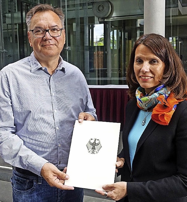 Markus Heger erhlt in Berlin von Rita Schwarzelhr-Sutter das Zertifikat.   | Foto: Bro Schwarzelhr-Sutter