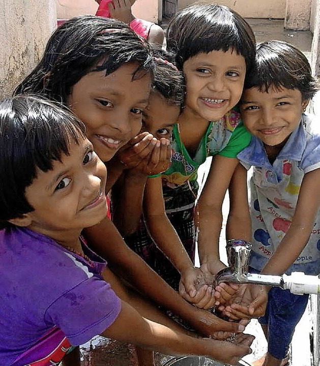 Mädchen am neuen Brunnen im Hilfszentrum Dapada  | Foto: Society of the Helpers of Mary