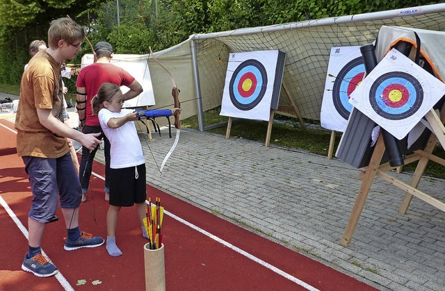 Anna aus Glottertal findet das Bogenschieen toll.   | Foto: Bachmann-Goronzy