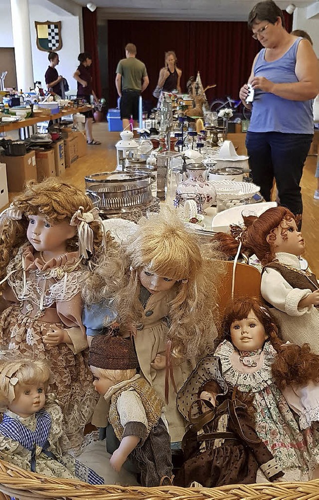 Puppen gab es beim Flohmarkt im Kirchensaal.   | Foto: Steckmeister