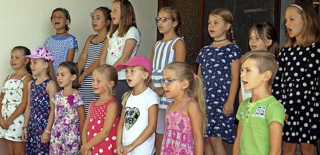 Der Kinderchor &#8222;Tingolayo&#8220;...m des kumenischen Sommerfestes bei.    | Foto: Hartenstein