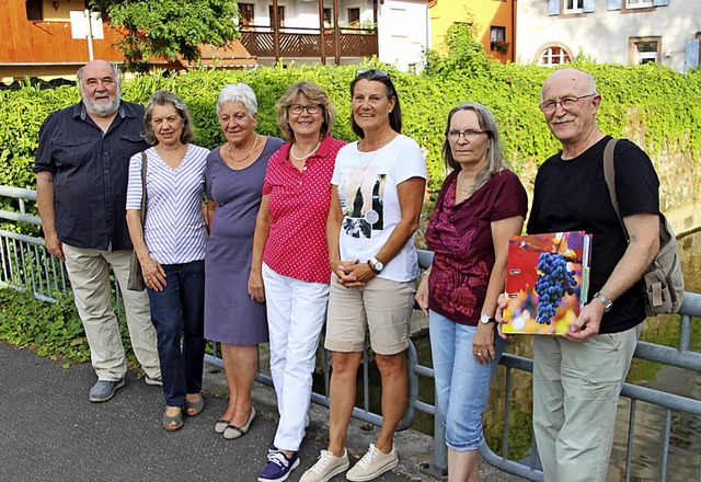 Mitglieder des Knstlertreffs  stellen...othek nahezu 100 Werke zur Verfgung.   | Foto: Werner Schnabl