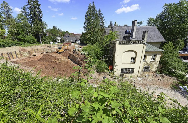 Im hinteren Bereich des Grundstcks (rechts) entstehen zwei neue Wohnhuser.  | Foto: ingo schneider