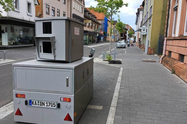 Der mobile Blitzer in der Friedrichstr...kt das stationre Duo am Urteilsplatz.  | Foto: Mark Alexander