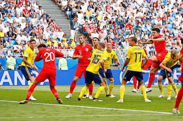 Umzingelt von fnf Schweden kommt Harr... im Viertelfinalspiel gegen Schweden.   | Foto: dpa