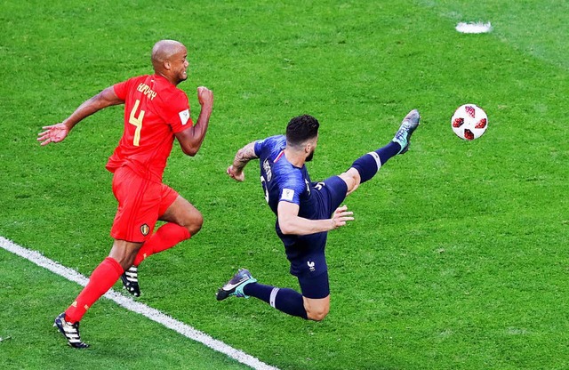 Vincent Kompany aus Belgien (l) kmpft...ier Giroud aus Frankreich um den Ball.  | Foto: dpa