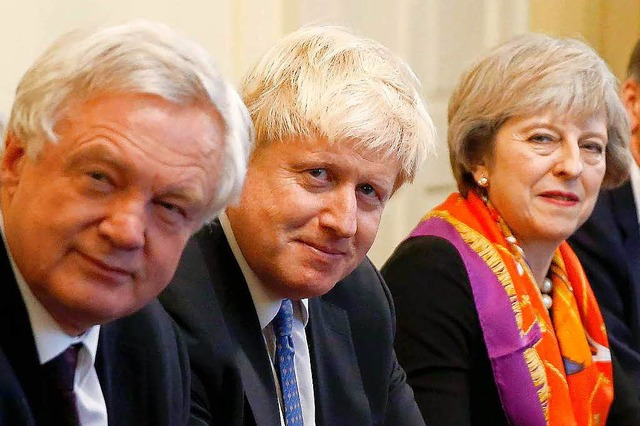 Theresa May mit  David Davis (links) und Boris Johnson (Mitte)  | Foto: AFP