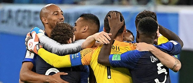 Frankreichs Spieler um Kapitn und Tor...ris freuen sich ber den Finaleinzug.   | Foto: AFP