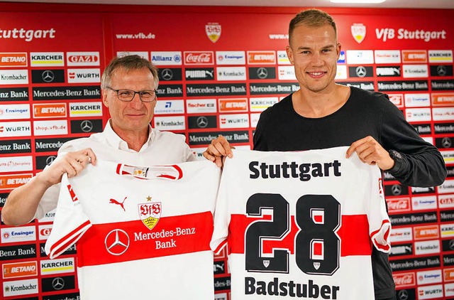 Holger Badstuber steht bei einer Press...ben VfB-Sportvorstand Michael Reschke.  | Foto: dpa