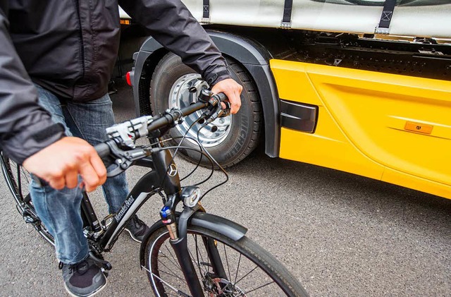 Ein Fahrradfahrer fhrt whrend einer ...en Winkel neben dem Fahrzeug befindet.  | Foto: dpa