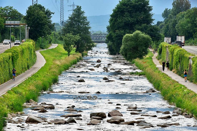 An sechs Einleitstellen wird, wenn es ...laufbecken in die Dreisam eingeleitet.  | Foto: Thomas Kunz