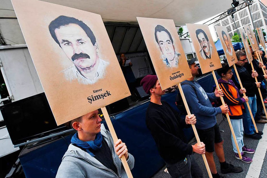 Demonstranten halten bei einer Kundgebung vor dem Oberlandesgericht Schilder mit Abbildung der NSU-Opfer. (Foto: dpa) Demonstranten halten bei einer Kundgebung vor dem Oberlandesgericht Schilder mit Abbildung der NSU-Opfer. (Foto: dpa)